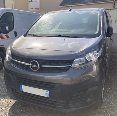 deux camionnettes garées l'une à côté de l'autre dans un parking