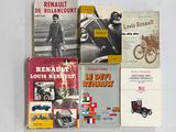 plusieurs livres posés sur une table blanche, avec une moto et une voiture