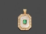 un pendentif en émeraude et diamants