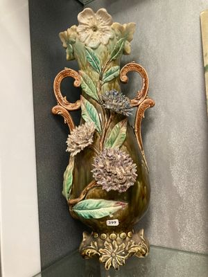 un vase posé sur une étagère en verre