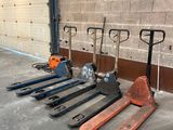 de nombreux types de chariots élévateurs alignés le long d'un mur