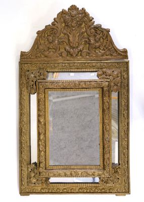 un miroir accroché au mur avec un cadre doré