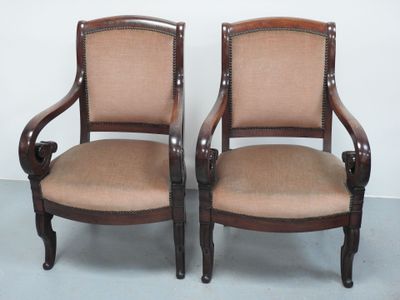 paire de chaises anciennes avec accoudoirs rembourrés
