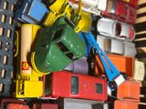 une pile de petites voitures posées sur une étagère