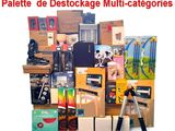 un tas d'objets divers empilés les uns sur les autres