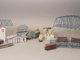 plein de petits trains et un pont sur la table
