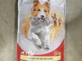 un sac de croquettes pour chien posé par terre