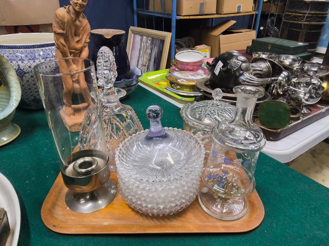Lot de 6 coupelles en cristal, une carafe en cristal, une bonbonn...