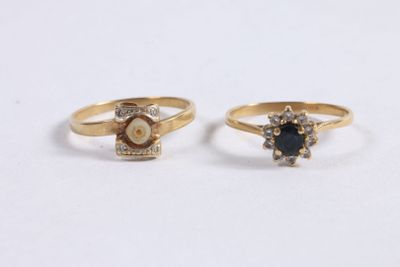 deux bagues en or serties de saphirs et de diamants sur un fond blanc