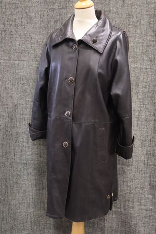 Création MOREIRA Paris – Manteau ¾ en cuir marron. Taille : 40 