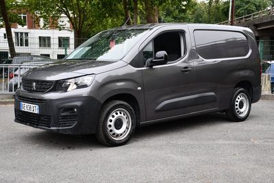une camionnette grise garée dans un parking