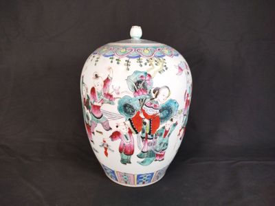 un vase blanc orné d'un motif sur fond noir