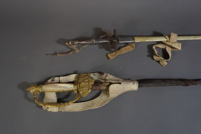 deux types d'armes différents exposés sur une table