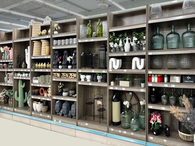 de nombreuses étagères sur lesquelles sont disposés des vases et des bocaux dans un magasin