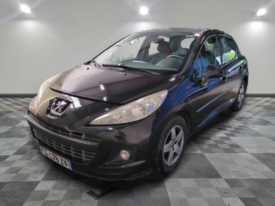 la photo d'une voiture noire garée dans un garage