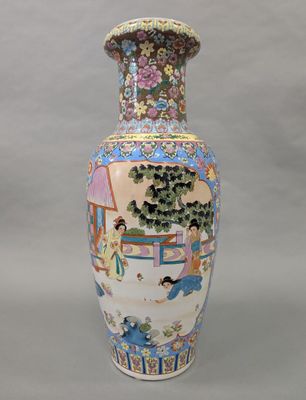 un vase avec un tableau posé sur une table