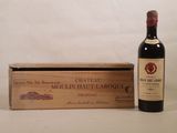 une bouteille de vin posée à côté d'une caisse en bois