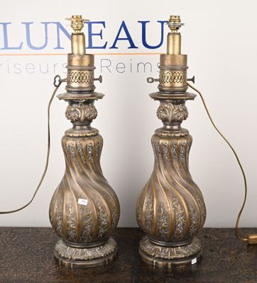 une paire de lampes de table en laiton ancien posées sur un plateau en marbre