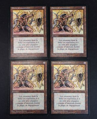 quatre cartes de ce jeu de cartes, sur lesquelles figure un démon d'un côté et un autre démon de l'autre