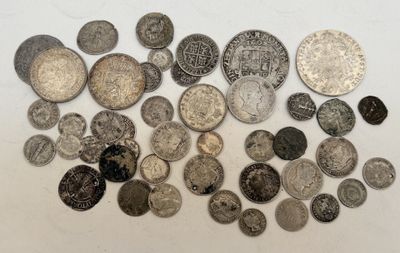 beaucoup de pièces qui sont sur la table