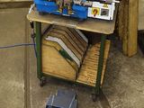 une machine posée sur une table dans un garage