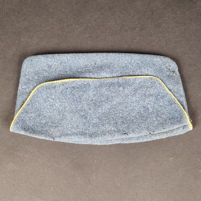 un gros plan d'un sac à main posé sur une table, sur fond marron