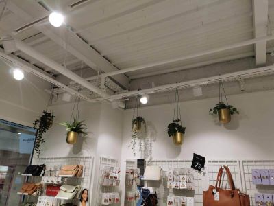 de nombreux sacs et sacs à main exposés dans un magasin