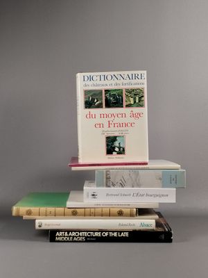 plusieurs livres sont empilés sur une table