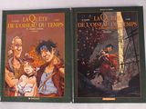 deux livres posés sur une table