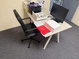 un bureau sur lequel se trouvent un ordinateur, une imprimante et d'autres objets