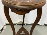 une table en bois avec un plateau en marbre