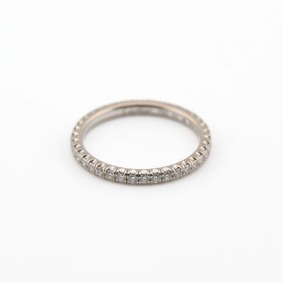 une alliance en or blanc sertie de diamants ronds taille brillant
