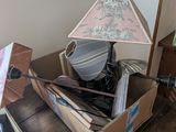 une lampe posée sur une boîte