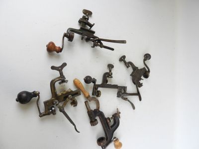 tout un tas d'outils de toutes sortes qui se trouvent sur la table