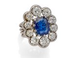 une bague à grappes de saphirs et de diamants