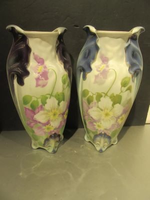 deux vases posés sur une table