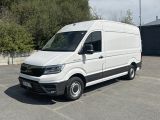 une camionnette blanche garée dans un parking