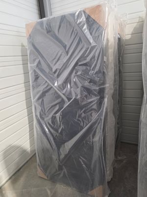 un gros tas de matelas dans un débarras