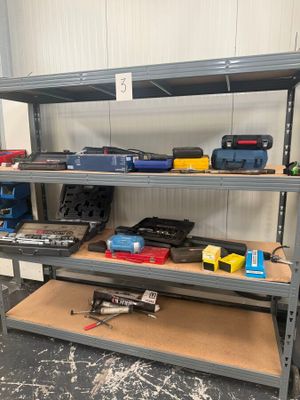 de nombreux outils différents sur les étagères du garage