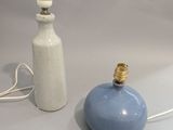 un vase blanc et bleu à côté d'une lampe bleue et blanche