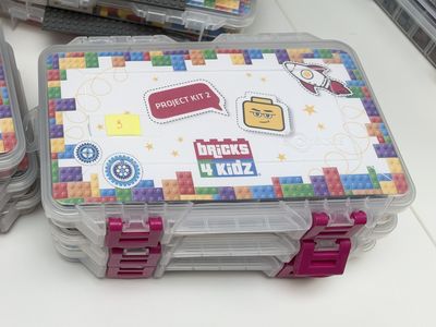 deux boîtes en plastique ornées de Lego, posées sur une table