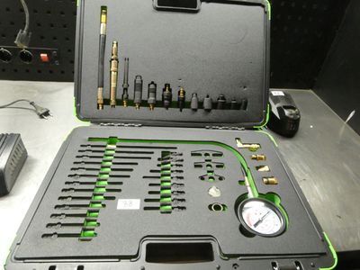 un ordinateur portable posé sur une table, contenant des outils