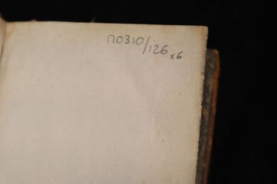 un vieux livre écrit posé sur une table