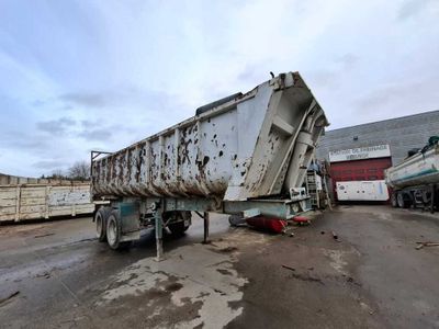 un camion-benne garé sur un parking
