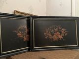deux photos encadrées représentant des fleurs, posées sur une table à côté d'un miroir