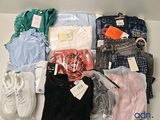 une pile de vêtements posée sur une table