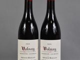 deux bouteilles de vin rouge posées l'une à côté de l'autre sur une table