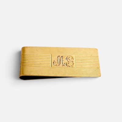 une photo d'un porte-billets en or orné d'un monogramme