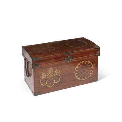 une petite boîte en bois ornée de motifs dorés