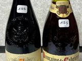 deux bouteilles de vin posées l'une à côté de l'autre sur une table